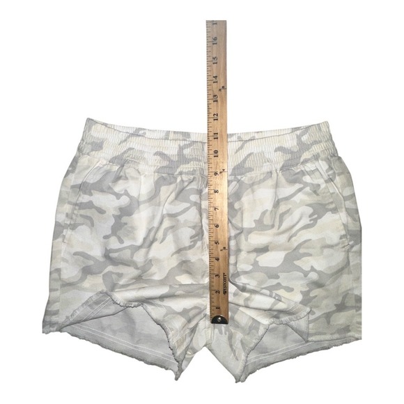 Vineyard Vines Gray Camo Pull On Everyday Shorts, Small - Picture 7 of 8